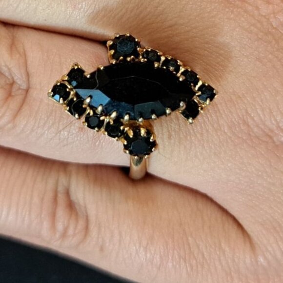 Vintage 80's Black Stone Gold-Plated Cocktail Ring Adjustable Size - Picture 1 of 5